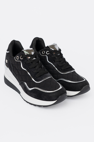 couleur noire Chaussures modèle baskets sur un coin