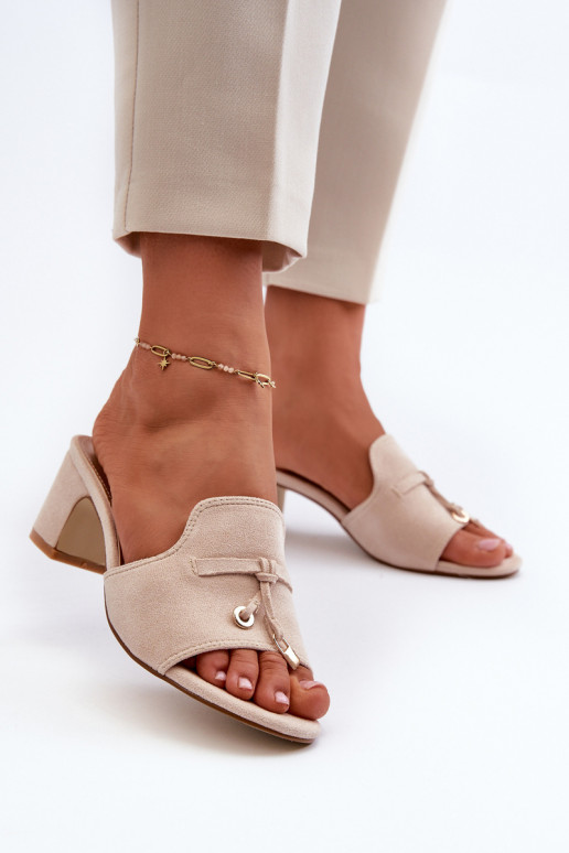 Pantoufles pour femmesen daim écologiqueu avec des talons beige Jemenna Pantoufles pour femmesen daim écologiqueu avec des talons beige Jemenna