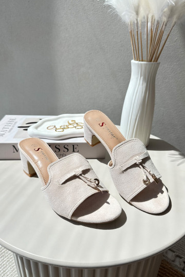 Pantoufles pour femmesen daim écologiqueu avec des talons beige Jemenna 2