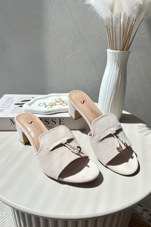 Pantoufles pour femmesen daim écologiqueu avec des talons beige Jemenna Pantoufles pour femmesen daim écologiqueu avec des talons beige Jemenna