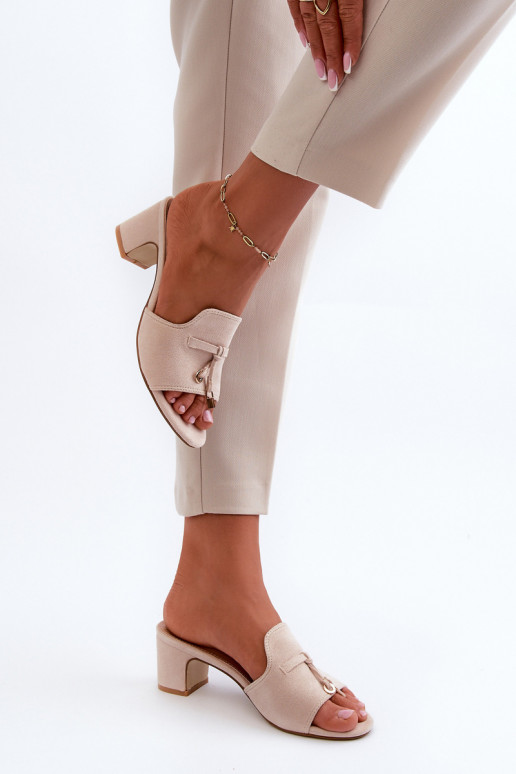 Pantoufles pour femmesen daim écologiqueu avec des talons beige Jemenna Pantoufles pour femmesen daim écologiqueu avec des talons beige Jemenna