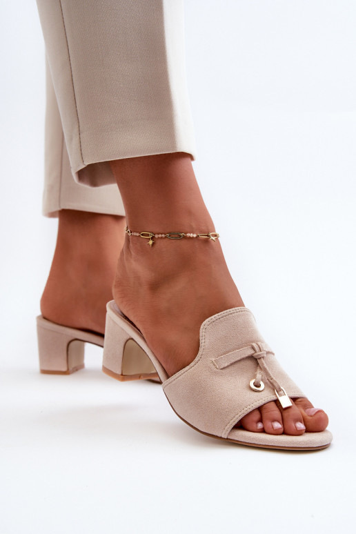 Pantoufles pour femmesen daim écologiqueu avec des talons beige Jemenna Pantoufles pour femmesen daim écologiqueu avec des talons beige Jemenna