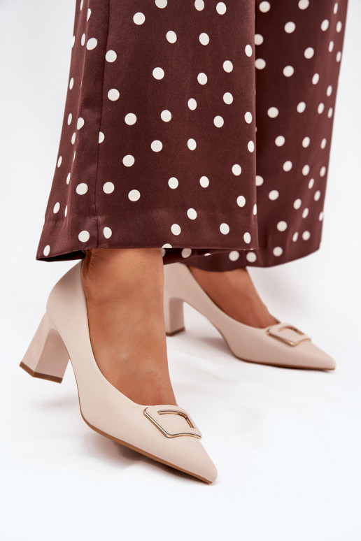 Chaussures avec des talons décorer avec boucles beige Seriva