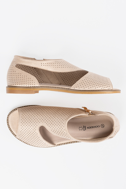 couleur dorée des sandales ajouré sur une semelle plate