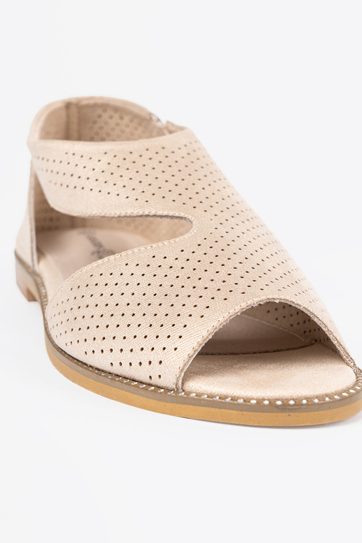 couleur dorée des sandales ajouré sur une semelle plate