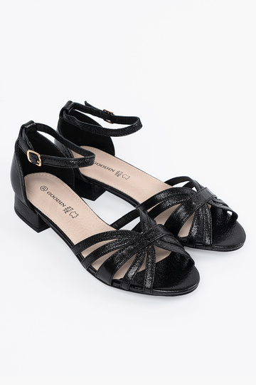 Style élégant couleur noire des sandales sur un talon bas