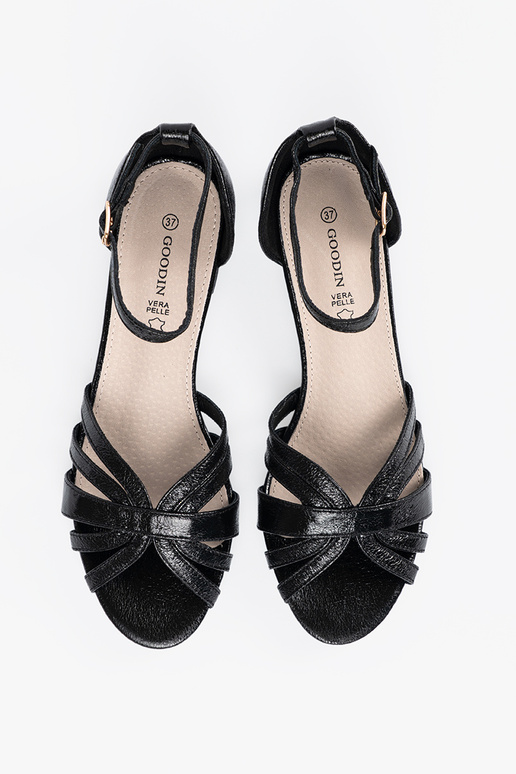 Style élégant couleur noire des sandales sur un talon bas