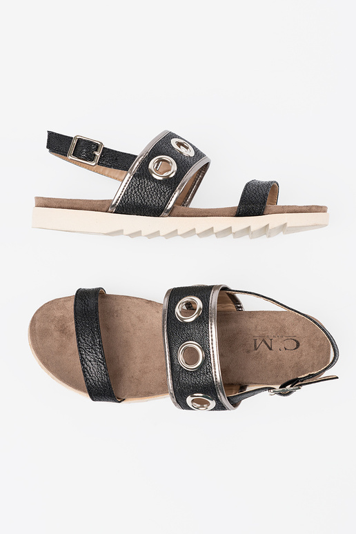 couleur noire des sandales z ozdobnymi metaloÀymi kółkami