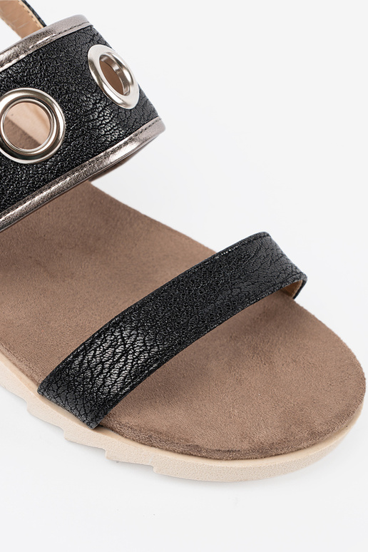 couleur noire des sandales z ozdobnymi metaloÀymi kółkami