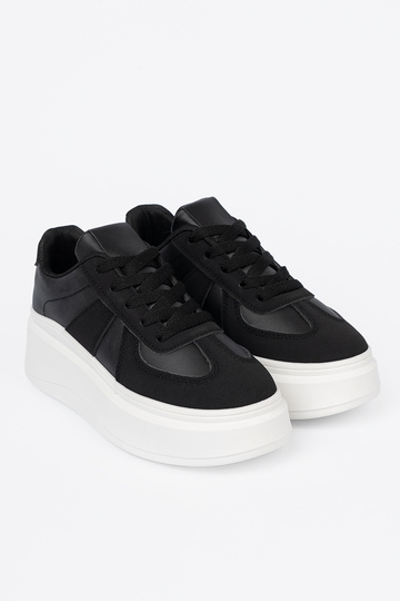 Modèle classique couleur noire Chaussures modèle baskets sur une semelle épaisse