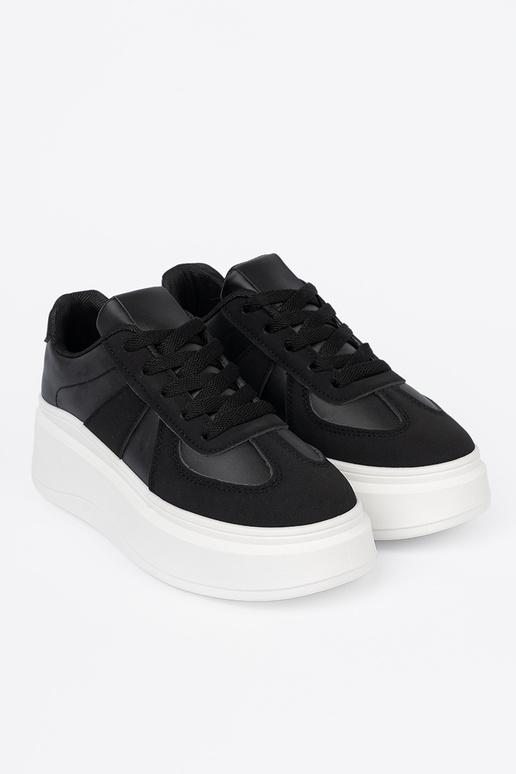 Modèle classique couleur noire Chaussures modèle baskets sur une semelle épaisse Modèle classique couleur noire Chaussures modèle baskets sur une semelle épaisse