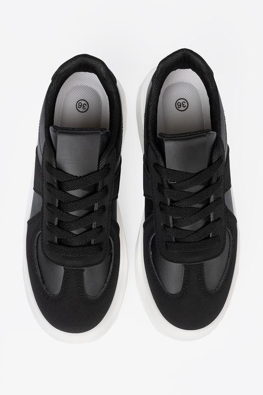 Modèle classique couleur noire Chaussures modèle baskets sur une semelle épaisse Modèle classique couleur noire Chaussures modèle baskets sur une semelle épaisse