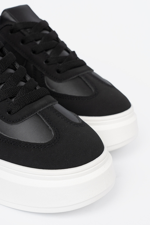 Modèle classique couleur noire Chaussures modèle baskets sur une semelle épaisse Modèle classique couleur noire Chaussures modèle baskets sur une semelle épaisse