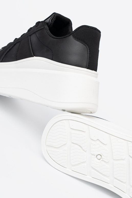 Modèle classique couleur noire Chaussures modèle baskets sur une semelle épaisse Modèle classique couleur noire Chaussures modèle baskets sur une semelle épaisse