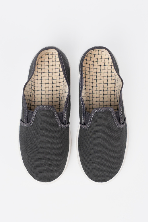 Proste couleur grise chaussures z flexiblemi ÀstaÀkami de garçon