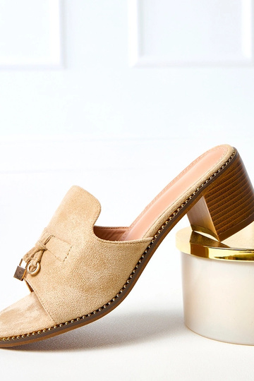 Chaussons couleur sable à talon avec ornement sur la lanière Gariend