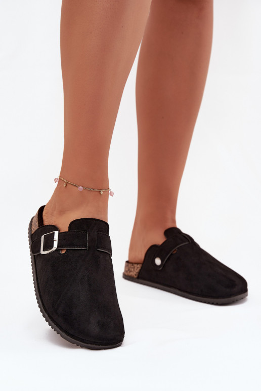 Chaussons Sabots Féminin avec une plateforme couleur argent avec boucles Big Star SS274736 couleur noire