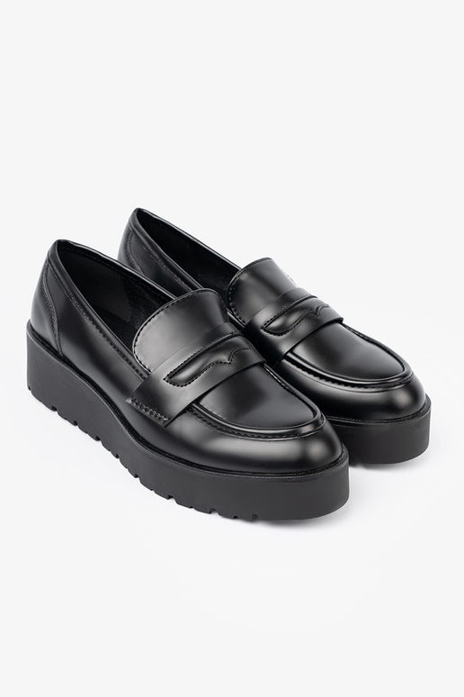 Style élégant couleur noire mocassins sur une semelle épaisse