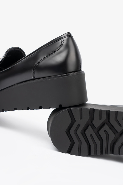 Style élégant couleur noire mocassins sur une semelle épaisse