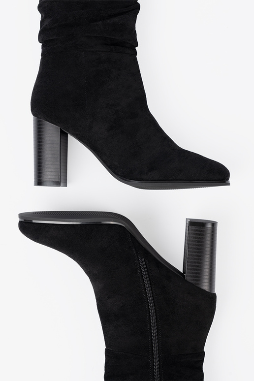 couleur noire bottes avec un haut à volants