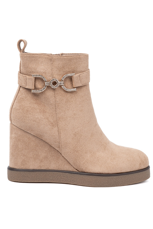 beige chaussures sur un coin avec boucle décorative