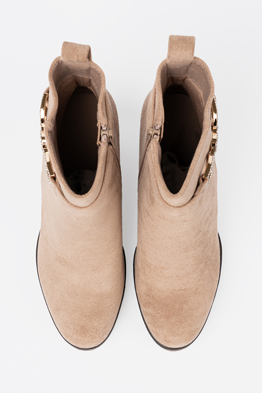 beige chaussures sur un coin avec boucle décorative