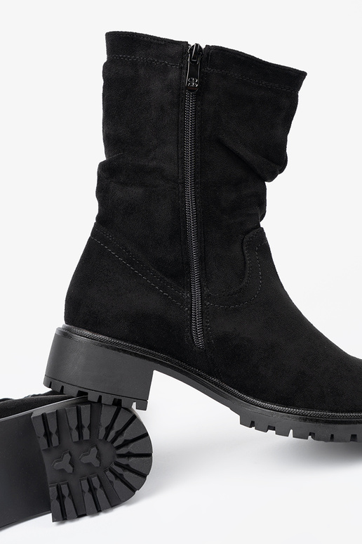 Bottes couleur noire avec un haut à volants i suÀakiem