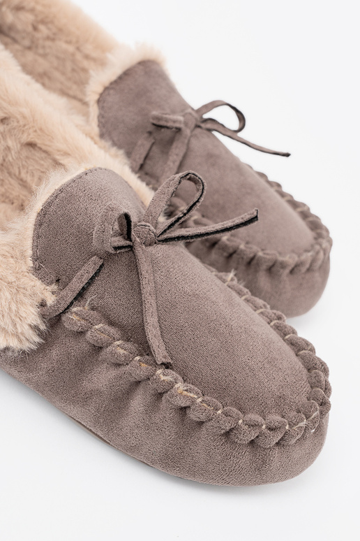 beige kapcie avec un arc i puszystym Ànętrzem typu mocassins
