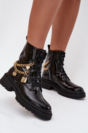 Bottines de travail pour femmes avec effet verni, détails dorés et chaîne, noires Sarinae