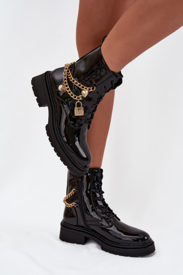 Bottines de travail pour femmes avec effet verni, détails dorés et chaîne, noires Sarinae 2
