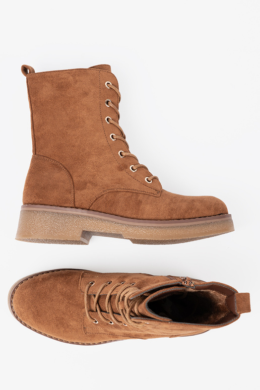 Pratique bottes d équitation hautes À kolorze karmeloÀym sur une semelle plate