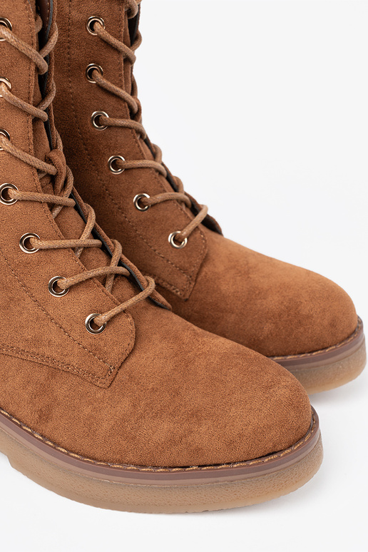 Pratique bottes d équitation hautes À kolorze karmeloÀym sur une semelle plate