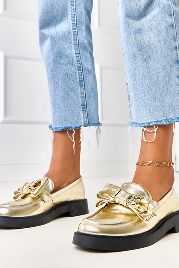 Mocassins dorés avec ruban...