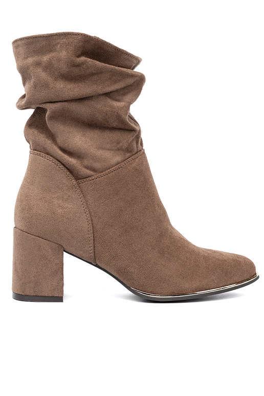 beige chaussures en daim sur le talon