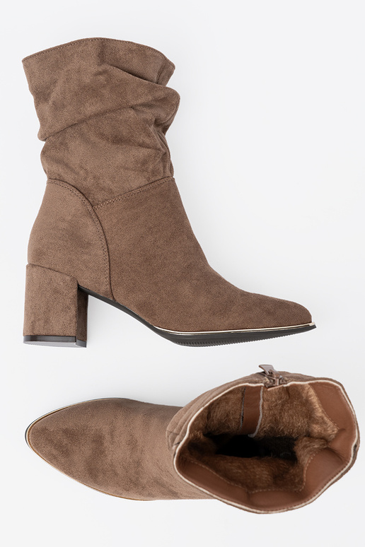beige chaussures en daim sur le talon