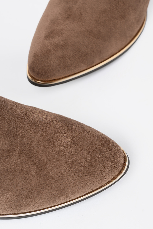 beige chaussures en daim sur le talon