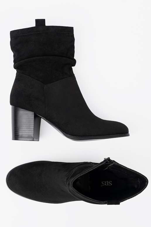 couleur noire en daim bottes avec un haut à volants