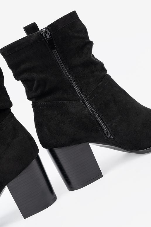 couleur noire en daim bottes avec un haut à volants