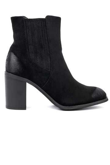 couleur noire en daim chaussures sur un grand poteau isoler 2