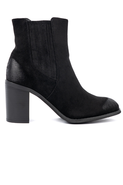 couleur noire en daim chaussures sur un grand poteau isoler