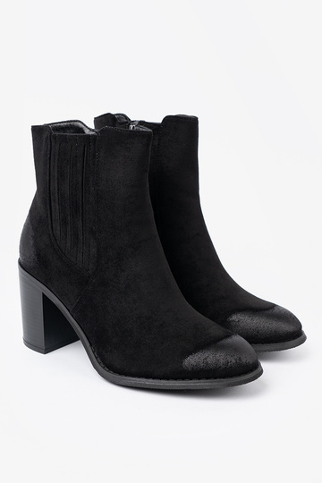 couleur noire en daim chaussures sur un grand poteau isoler