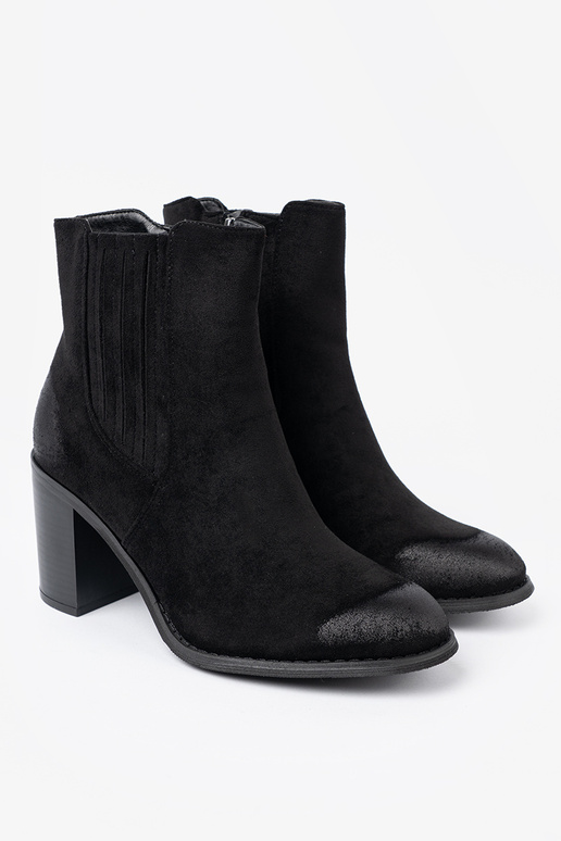 couleur noire en daim chaussures sur un grand poteau isoler