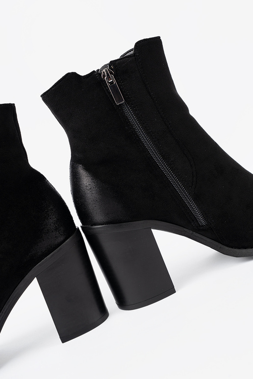 couleur noire en daim chaussures sur un grand poteau isoler