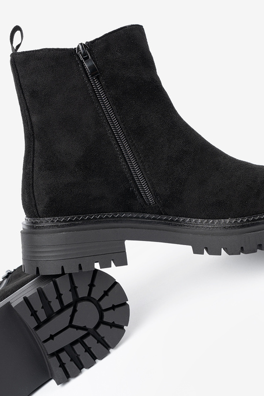 Modèle classique couleur noire chaussures sur une semelle épaisse