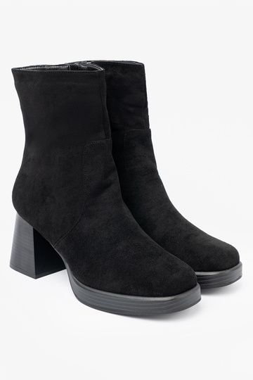 Style élégant couleur noire chaussures sur un poteau stable