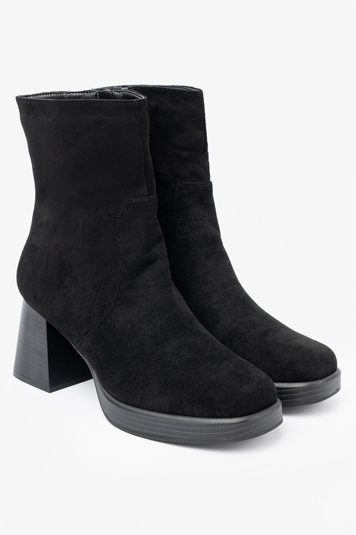 Style élégant couleur noire chaussures sur un poteau stable