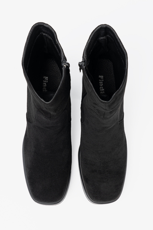 Style élégant couleur noire chaussures sur un poteau stable