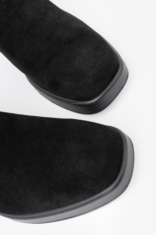 Style élégant couleur noire chaussures sur un poteau stable