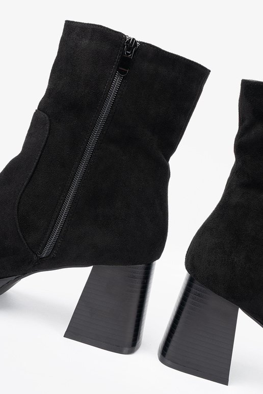 Style élégant couleur noire chaussures sur un poteau stable