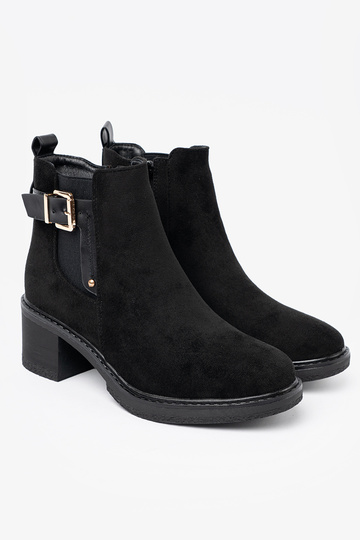 couleur noire chaussures avec boucles sur un talon stable